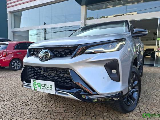 TOYOTA HILUX SW4 2.8 D-4D TURBO DIESEL SRX PLATINUM 4X4 AUTOMÁTICO